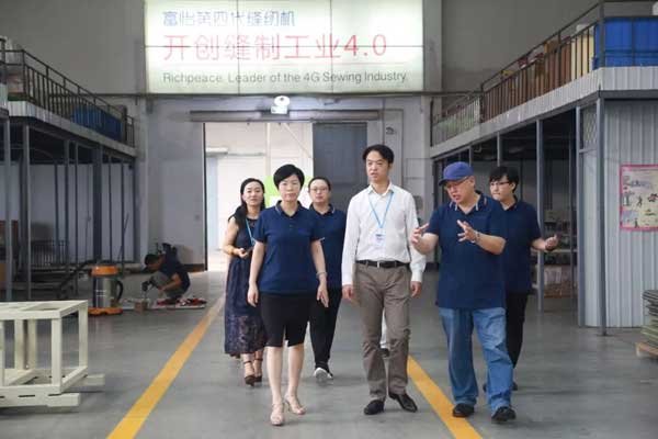 中國服裝協(xié)會(huì)一行人參觀寶盈2.jpg