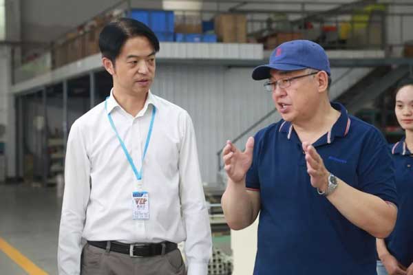 中國服裝協(xié)會(huì)一行人參觀寶盈3.jpg