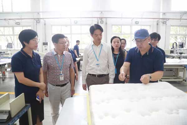 中國服裝協(xié)會(huì)一行人參觀寶盈4.jpg