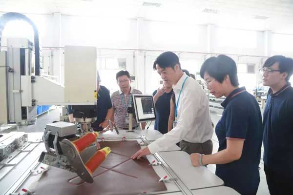 中國服裝協(xié)會(huì)一行人參觀寶盈5.jpg