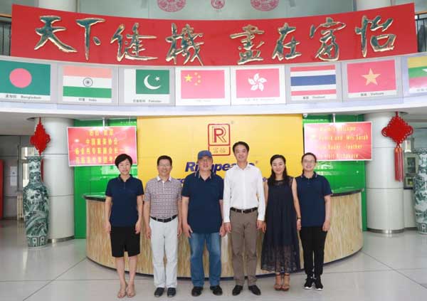 中國服裝協(xié)會(huì)一行人合影留念