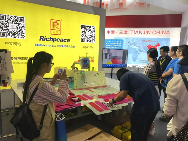 富怡全自動(dòng)服裝專用縫紉機(jī)展機(jī)